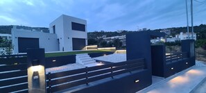 Property grounds - Moderne Villa mit Meerblick Große Terrasse Großer Balkon Neubau 500m vom Strand (Aliveri)