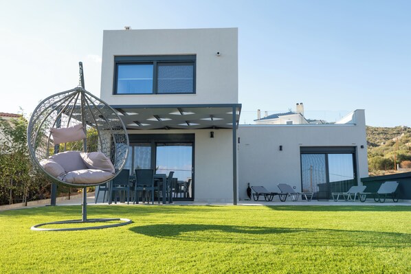 Outdoor dining - Moderne Villa mit Meerblick Große Terrasse Großer Balkon Neubau 500m vom Strand (Aliveri)