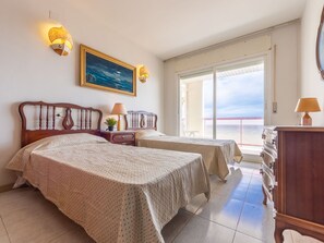 2 bedrooms, iron/ironing board, travel cot, free WiFi - Lovely apartment for 6 guests with WIFI, TV and terrace (Salou)