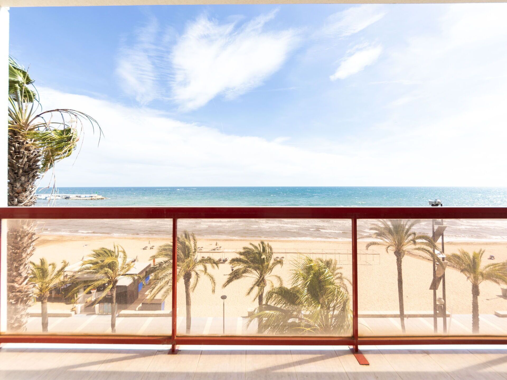 Ein Balkon mit Blick auf Strand und Meer.