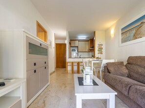 TV - Cosy apartment for 4 people with A/C, WIFI, pool, TV and terrace (Salou)
