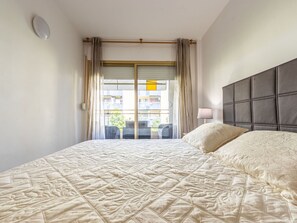1 habitación, tabla de planchar con plancha y cuna de viaje 