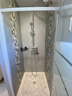 Dusche, Haartrockner, Handtücher, Seife