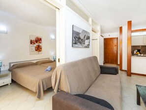1 dormitori, planxa i posts de planxar i un bressol de viatge 