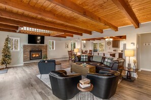 Smart TV, fireplace, books - Walk to Town-Lake Views-6 Decks-Pool Table-FirePit: The Lookout (Lake Harmony)