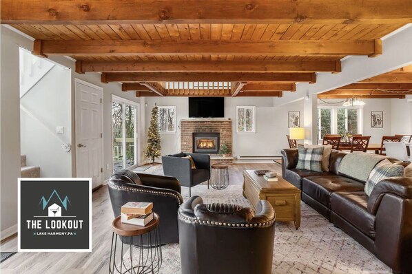 Smart-TV, Kamin, Bücher