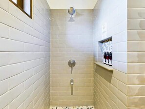 Dusche, Haartrockner, Handtücher, Shampoo