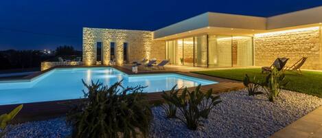 حمّام سباحة مُدفَّأ