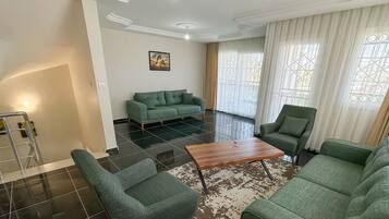 4 bedrooms, Egyptian cotton sheets, premium bedding, blackout drapes