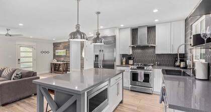 Sunsets on 11th by Avantstay Resort-style Pool + Hot Tub Game Room