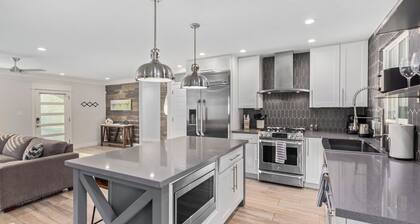 Sunsets on 11th by Avantstay Resort-style Pool + Hot Tub Game Room