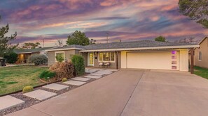 House (3 Bedrooms) | Interior - Sunsets on 11th by Avantstay Resort-style Pool + Hot Tub Game Room (Phoenix)