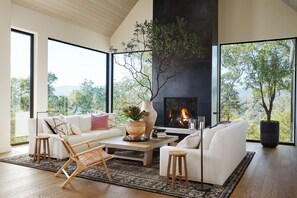 Een smart-tv, een open haard, een stereo en een kantoor