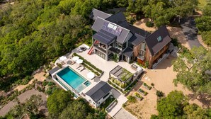 A modern two-story house with a swimming pool, surrounded by dense greenery. - Luxury Villa | Pool, Hot Tub & Views | Glen Ellen | 4BR | Sleeps 8 (Glen Ellen)