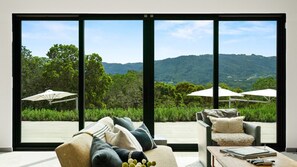 Smart TV, chimenea, estéreo y oficina