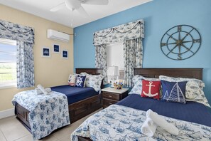 客室ごとに異なる装飾、客室ごとに異なるインテリア、デスク、ノートパソコン用作業スペース