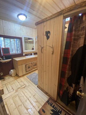 Douche, séchoir à cheveux, serviettes fournies, savon