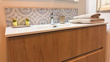 Articles de toilette gratuits, sĂšche-cheveux, peignoirs, bidet