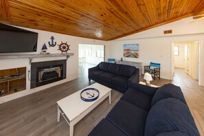 Smart-TV, DVD-Player, Tischfußball