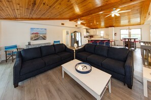 Smart-tv, dvd-spelare och bordsfotboll