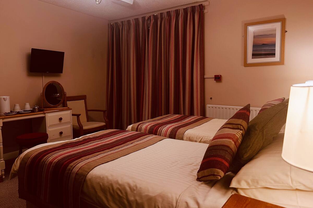 Comfort kamer, 1 twee- of 2 eenpersoonsbedden, uitzicht op zee | Gratis wifi