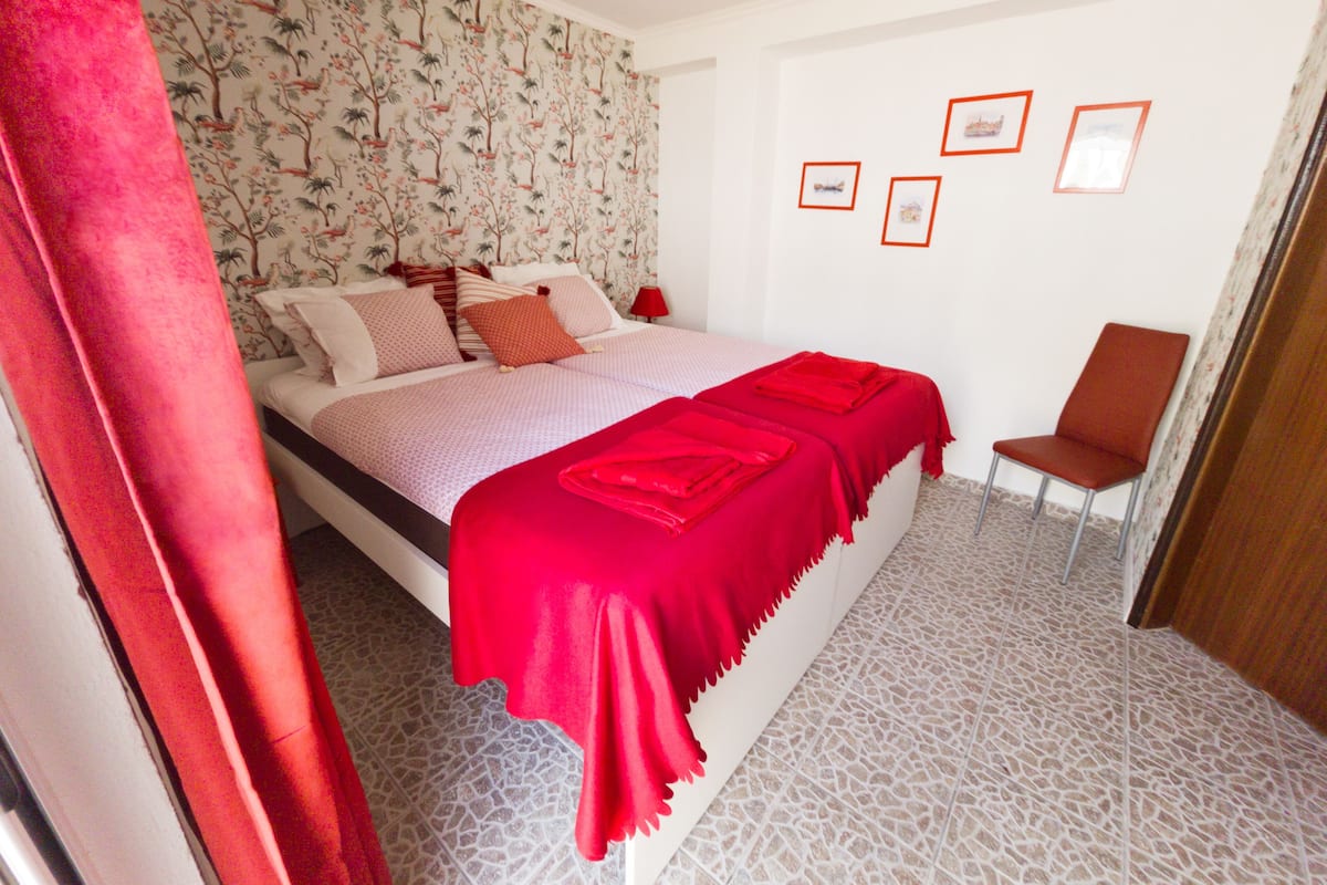 Habitación doble de diseñador | Decoración personalizada, muebles diferentes y ropa de cama