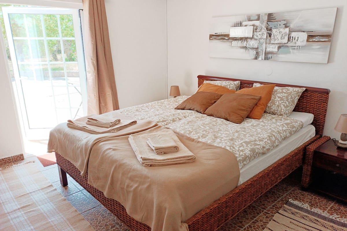 Habitación de diseñador | Decoración personalizada, muebles diferentes y ropa de cama