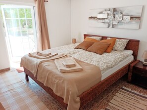 디자인룸 | 각각 다른 스타일의 인테리어, 각각 다르게 가구 비치, 침대 시트