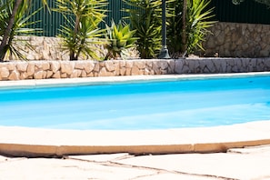 Piscine extérieure (ouverte en saison), chaises longues