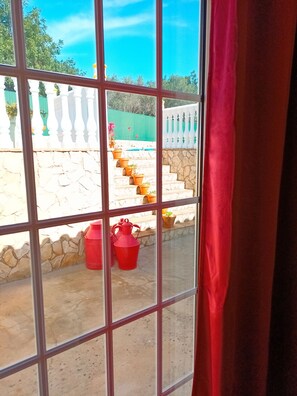 디자인 더블룸 | 각각 다른 스타일의 인테리어, 각각 다르게 가구 비치, 침대 시트