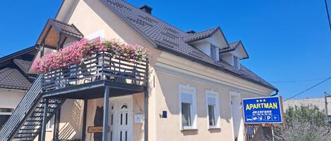 المنشأة من الخارج