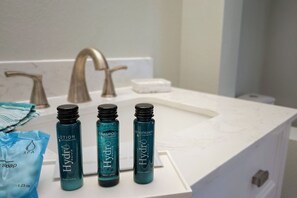 Dusj, hårføner, håndklær og såpe