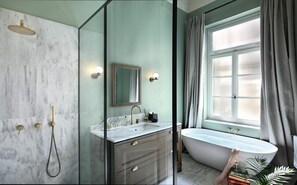 Serviettes fournies, papier toilette