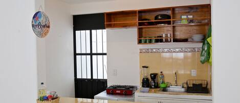 冰箱、炉灶、茶具/咖啡用具、搅拌机