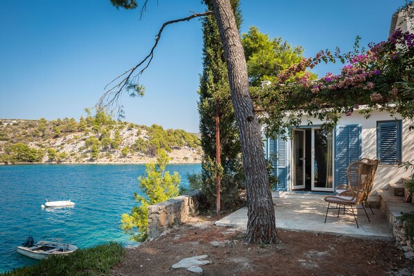 Property grounds - Family summerhouse by the sea (Bobovišca na moru)