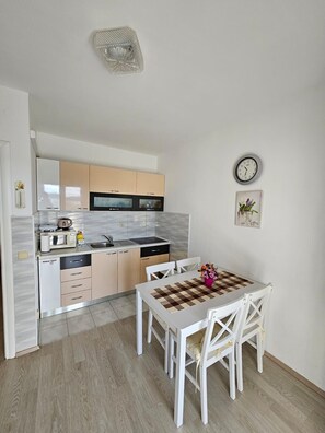 Kühlschrank, Mikrowelle, Wasserkocher mit Kaffee-/Teezubehör