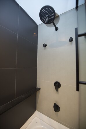 Rainfall showerhead, free toiletries, hair dryer, towels - Pinot Hotel (Campos do Jordão)