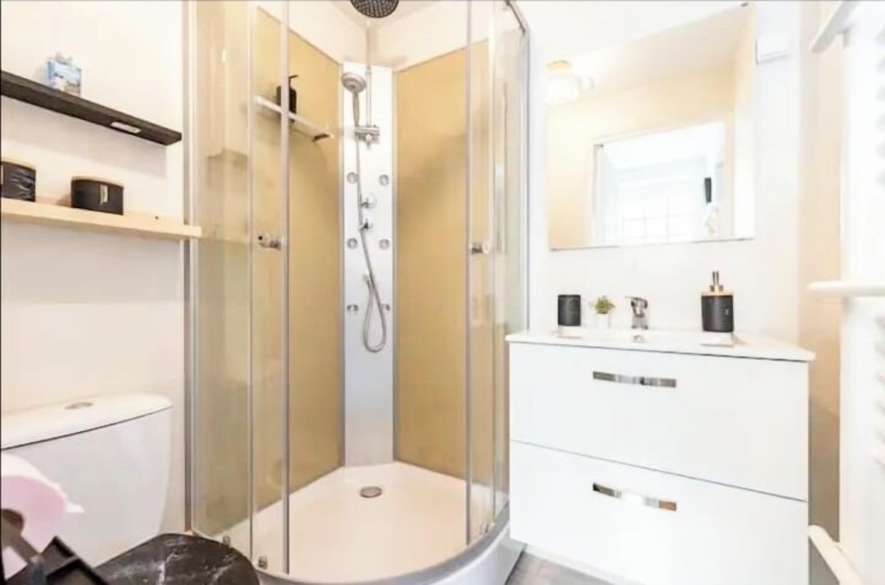 Een haardroger, een bidet, handdoeken, shampoo