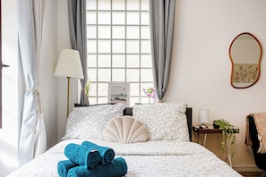 1 habitación, tabla de planchar con plancha, wifi gratis y ropa de cama