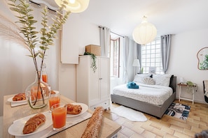 1 slaapkamer, een strijkplank/strijkijzer, gratis wifi, beddengoed