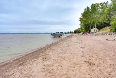 Lakefront Lake Poinsett Cottage with Private Beach