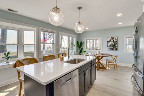 Bayfront Maryland Retreat w/ Deck, Near Beaches!