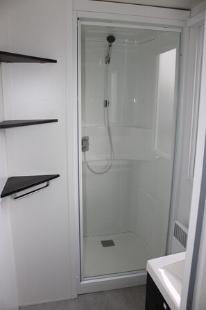 Dusche, Haartrockner, Handtücher, Toilettenpapier