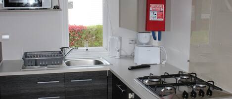 Kylskåp, mikrovågsugn, ugn och spishäll