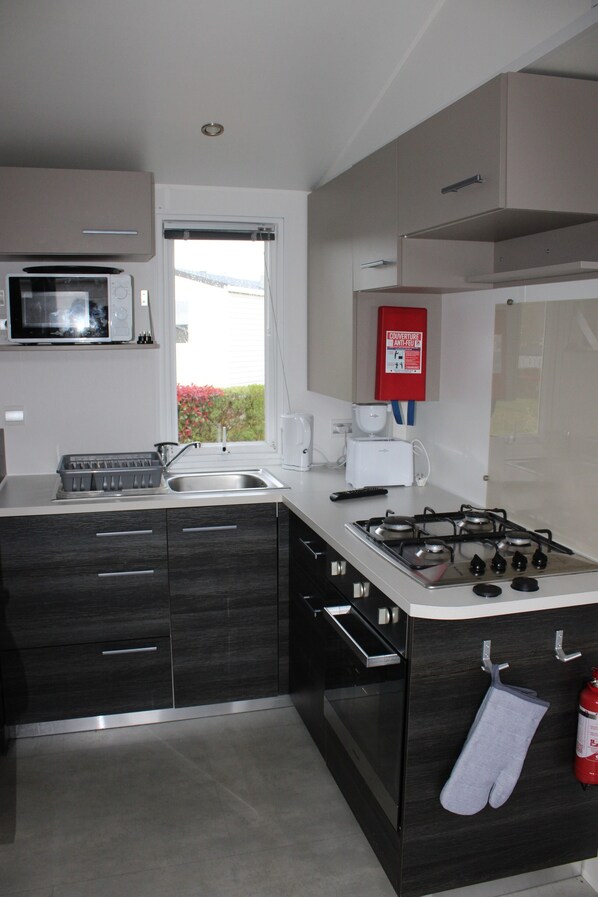 Fridge, microwave, oven, stovetop - Mobil-home 6-8 Personnes Dans un Camping g 4 Étoiles (Litteau)