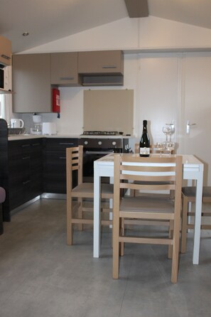 Fridge, microwave, oven, stovetop - Mobil-home 6-8 Personnes Dans un Camping g 4 Étoiles (Litteau)