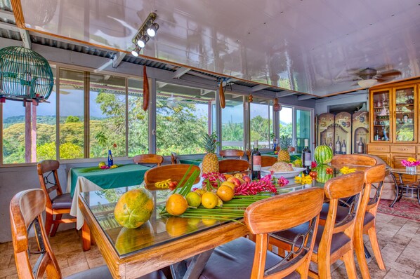 Free daily continental breakfast - Arenal Chill Inn (Arenal)