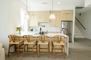 雪櫃、微波爐、焗爐、爐具