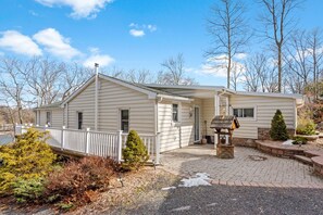 Exterior - Lakeview-Hot Tub-Pool Table-Poker Table-ArcadeGame: Harmony Lakeview Haven (Lake Harmony)
