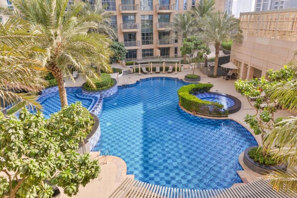 Outdoor pool - Tremendous 2BR Apt at Downtown Dubai (Dubai)